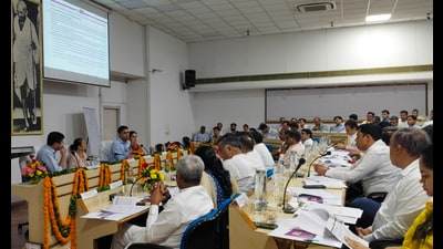 Councillors debated waterlogging, street lighting and beautification works as repeated disruptions marked the civic body meeting. (HT)