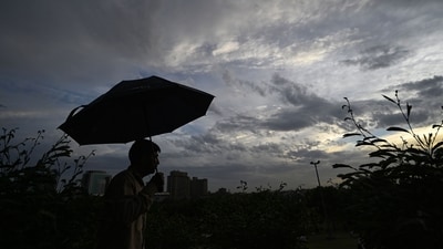 "Gusty winds ( 40-60 Km/h ) are very likely to prevail over the entire Delhi and NCR during the next 2 hours,” the regional met center said. (HT Photo/ Sanchit Khanna)