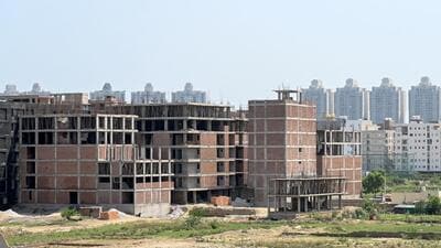 In a notice, the Authority said the purchase and sale of properties including plot and flat in various Khasra numbers of Villages – Salarpur, Bhangel, Hajipur under Sector-77, Noida are prohibited. (Sunil Ghosh/HT Photo)